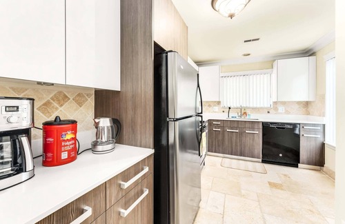 Novi Apartment | Luxury 2BD | DT Novi | 2 Beds | Free Parking