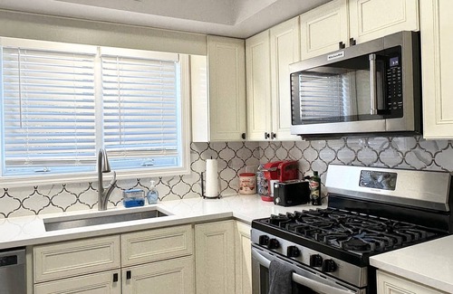 Hickory Hills Apartment | Luxury 2bdr&2bath/Fast WiFi/4KTVs/Free parking/Comfy beds/Getaway
