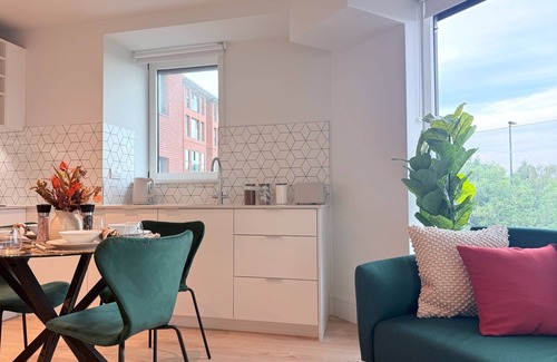 Coombe Hill Apartment | Luxury 2Bed Flat with Gym, Cinema and Games Room in Wimbledon London
