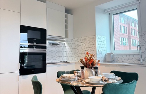 Coombe Hill Apartment | Luxury 2Bed Flat with Gym, Cinema and Games Room in Wimbledon London