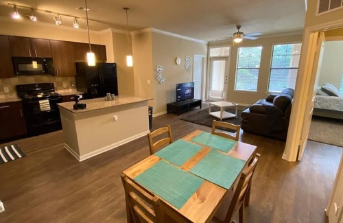 Lazybrook/Timbergrove Apartment | Luxury 2Bed2Bath Apt in the Heart of Houston Heights! Slps5. Pool🏊‍♀️👙🏋️‍♂️☕️🍗✍️🚲🛒🐕📺🦽🌃🎉📬🔐