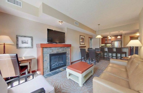 Cougar Creek Condo | Luxury 2BR/2Bath, sleeps 8 with Pool & Hot Tub