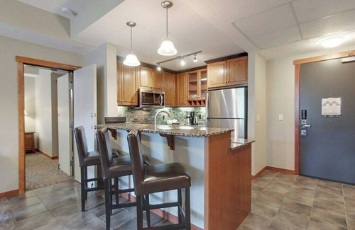 Cougar Creek Condo | Luxury 2BR/2Bath, sleeps 8 with Pool & Hot Tub