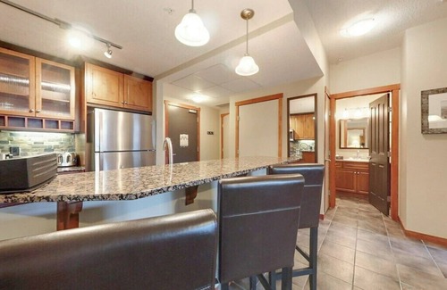 Cougar Creek Condo | Luxury 2BR/2Bath, sleeps 8 with Pool & Hot Tub