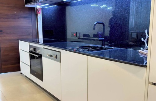 Osu Klottey Apartment | Luxury 2BR Apartment in Cantonments - Pool, Gym, Rooftop Lounge Access