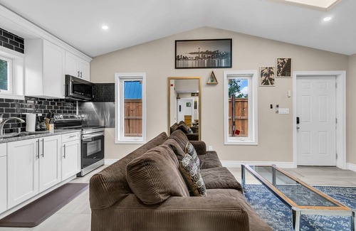 Windsor House | Luxury 2BR home with high ceilings with BBQ/patio in beautiful South Windsor.