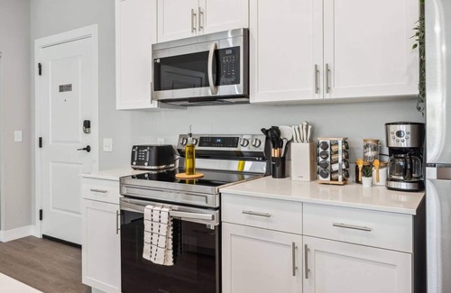 Olde Towne East Apartment | Luxury 2BR w/Rooftop, Gym & King Beds – Columbus