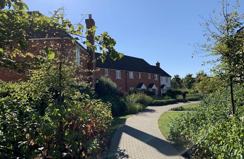 East Malling and Larkfield House | Luxury 3 Bed Cottage on Private Walkway with Parking