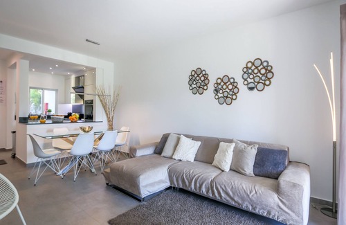 Alpouvar Apartment | Luxury 3 Bedroom Apartment, Pool & Garden Views