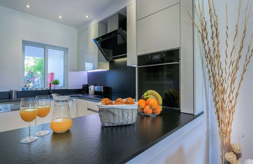 Alpouvar Apartment | Luxury 3 Bedroom Apartment, Pool & Garden Views