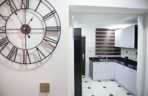 Abuja House | Luxury 3 Bedrooms Apart-24Hrs Elect/WIFI/Security 3 Bed Abuja (Black)
