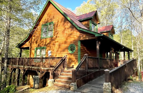 Cleveland House | Luxury 3BD 3BA Cabin. Hot Tub,Pool Table,BBQ.Close to Helen, GA.Great for Groups