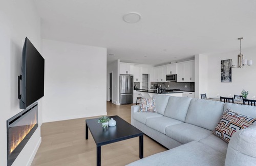 Southeast Calgary House | Luxury 3BDR large House-4 mins to Seton Hospital-Parking/Pet Free