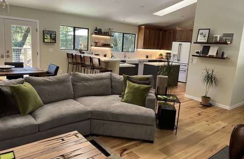Guerneville House | Luxury 3bdrm home w/HOT TUB, fire pit, pizza oven, 2 decks, close to river