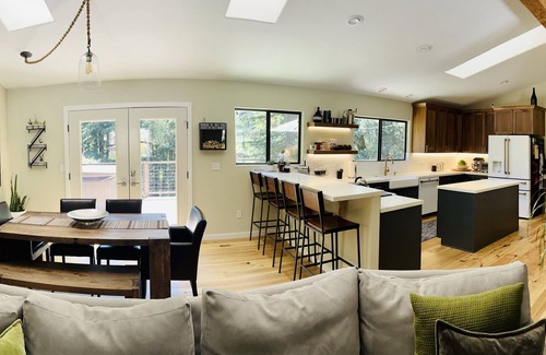 Guerneville House | Luxury 3bdrm home w/HOT TUB, fire pit, pizza oven, 2 decks, close to river