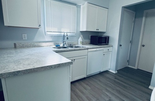 Bloomington House | Luxury 3BR Home Near IU & Downtown- – Deck, Dishwasher & In‑Unit Laundry