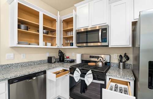 Whites Ford House | Luxury 3BR Townhome l Pool l Gym