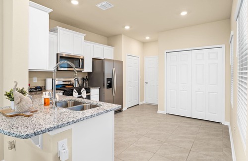 Whites Ford House | Luxury 3BR Townhome l Pool l Gym