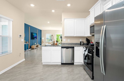 Whites Ford House | Luxury 3BR Townhome l Pool l Gym
