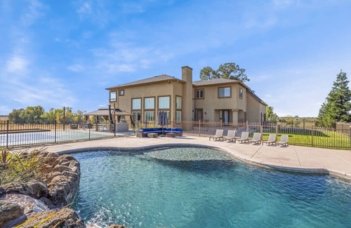 Victor House | Luxury 4 Acre Estate - Pickleball, Pool, Game Room