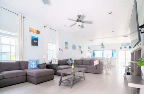 East End House | Luxury 4 Bdr Ocean View Home w Pool Hot Tub