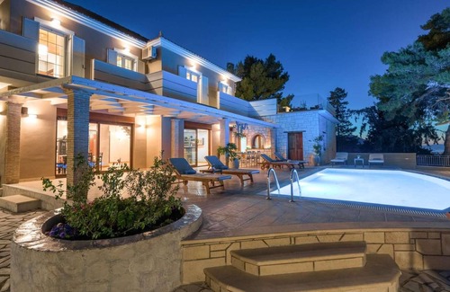 Lagopodo Villa | Luxury 4 bed with amazing views.