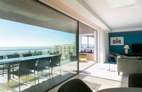 Alges Apartment | Luxury 4 bedr Flat w/PANORAMIC Views & Pool!