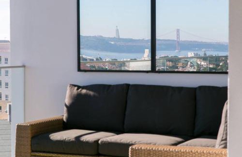 Alges Apartment | Luxury 4 bedr Flat w/PANORAMIC Views & Pool!