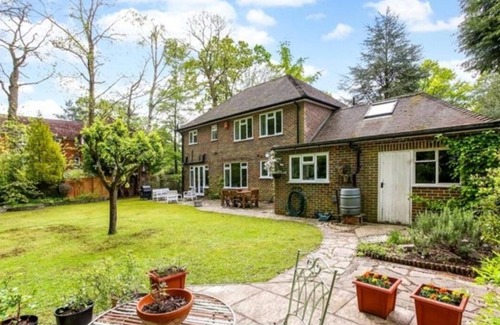 Fleet House | Luxury 4 bedroom 3 bath, 3 min walk to Fleet, Hampshire centre. Country walks.