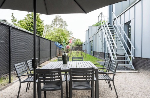 Ledeacker Apartment | Luxury 4-Bedroom Apartment Ideal for Group Stays