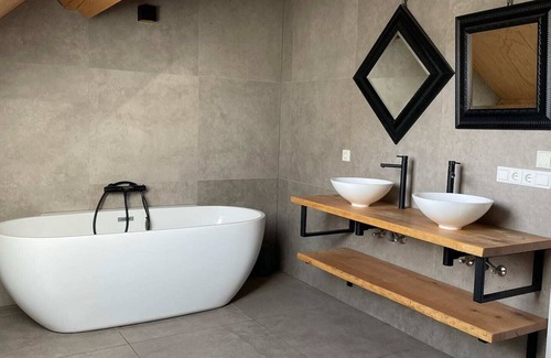 Ledeacker Apartment | Luxury 4-Bedroom Apartment Ideal for Group Stays