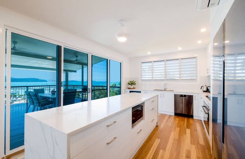 Airlie Beach House | Luxury 4 bedroom holiday home + Pool + Self-contained Unit + 3 Living aeras