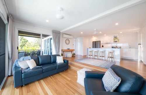 Airlie Beach House | Luxury 4 bedroom holiday home + Pool + Self-contained Unit + 3 Living aeras