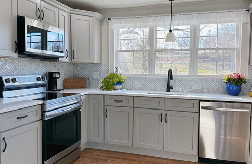 Maple Hill House | Luxury 4-bedroom house in charming Bloomfield, Secluded, WiFi & Security camera.