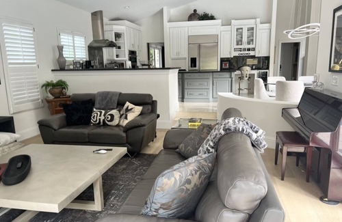 Boca Raton House | Luxury 4-Bedroom House in Central Boca Raton in Beautiful community.