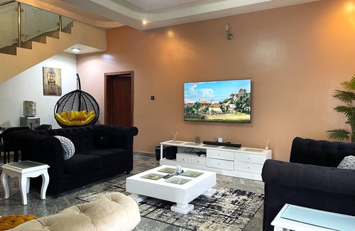 Lagos House | Luxury 4 BR Apt w Parking, Hot Tub, Magodo Estate