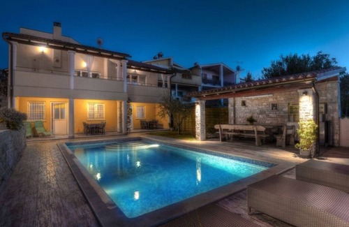 Stinjan House | Luxury 4* house with private pool 32 m2