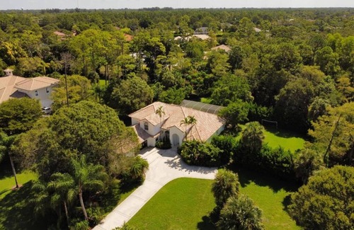 Wellington House | Luxury 4000 sf Home 5 BEDS 4 BATHS 1,3 acres DOG LOVERS WELCOME