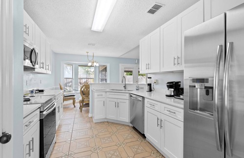 East Arlington House | Luxury 4bd Home - 8 min to Beach & Universities