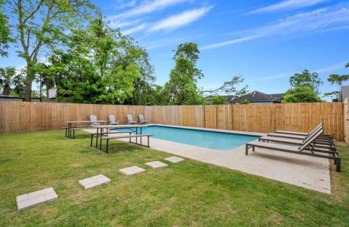 Dillard House | Luxury 4BD with Pool and off street parking