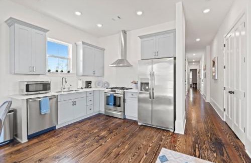 Dillard House | Luxury 4BD with Pool and off street parking