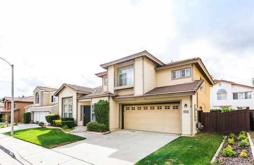 Rancho Cucamonga House | Luxury 4BR Home in Gated Rancho Cucamonga – Wide Backyard, Prime Location #40845