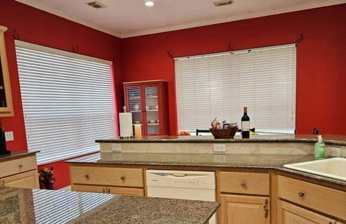 Pearland House | Luxury 5-acre 4BD private pool and own lake with fishing - sleeps 10