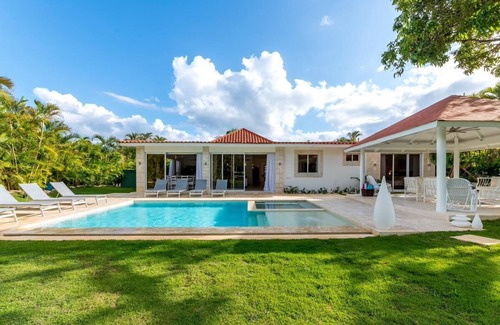 Casa de Campo Villa | Luxury 5 bdrm steps from beach with pool, jacuzzi!