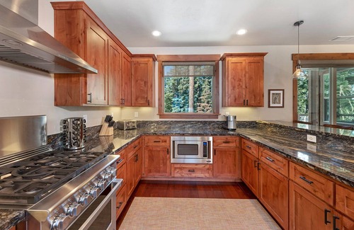 Truckee House | Luxury 5 Bed/4 Baths Tahoe Donner Cabin with Tesla Wall Charger/J1772 Adapter