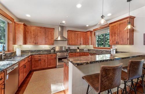 Truckee House | Luxury 5 Bed/4 Baths Tahoe Donner Cabin with Tesla Wall Charger/J1772 Adapter