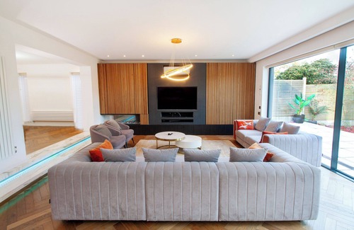 Cray Valley West House | Luxury 5-Bed, 4-Bath Home for the Ultimate Escape