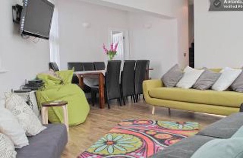 Brighton House | Luxury 5 bed house near to City Centre and Beaches. Sleeps 12, outside courtyard
