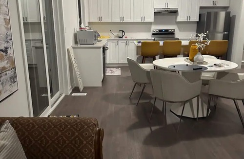 Simcoe House | Luxury 5 bedroom home in Simcoe