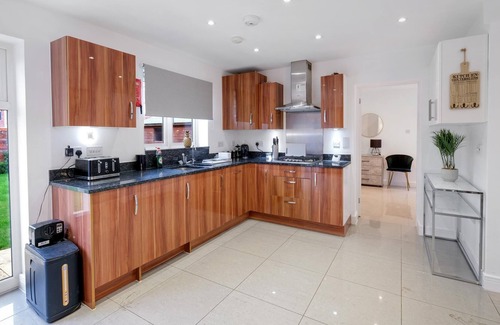 Leavesden House | Luxury 5 bedroom Serviced House Leavesden With 4 Bathrooms and Parking